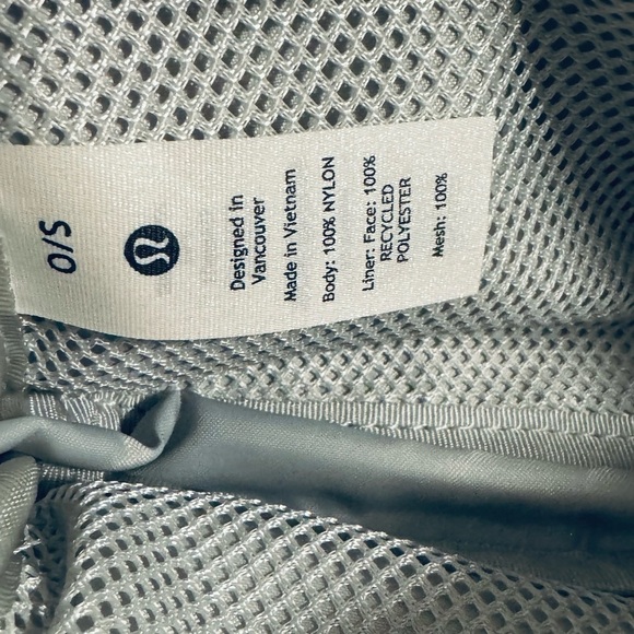 Lululemon Everywhere Belt Bag 1L   Vapor/Gold/White, WORDMARK - Picture 5 of 13